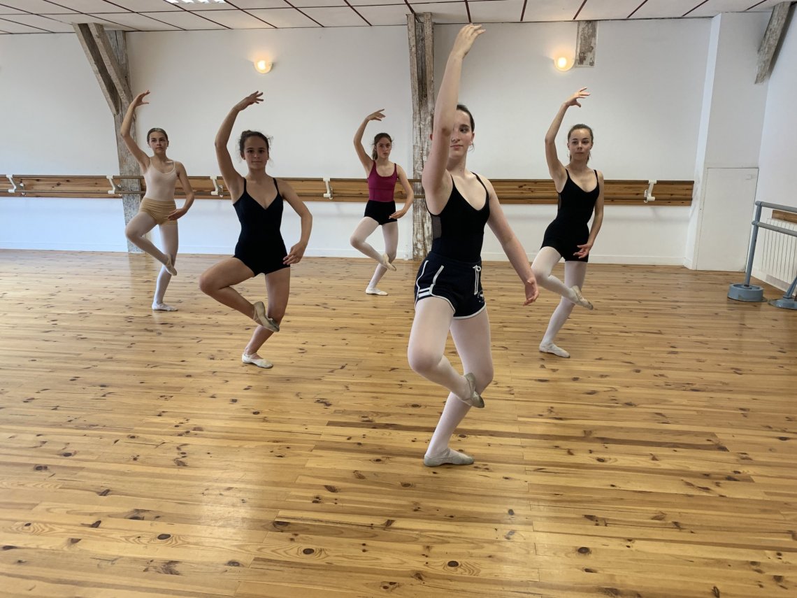 Cours De Danse Classique Pour Adolescents De 14 à 17 Ans